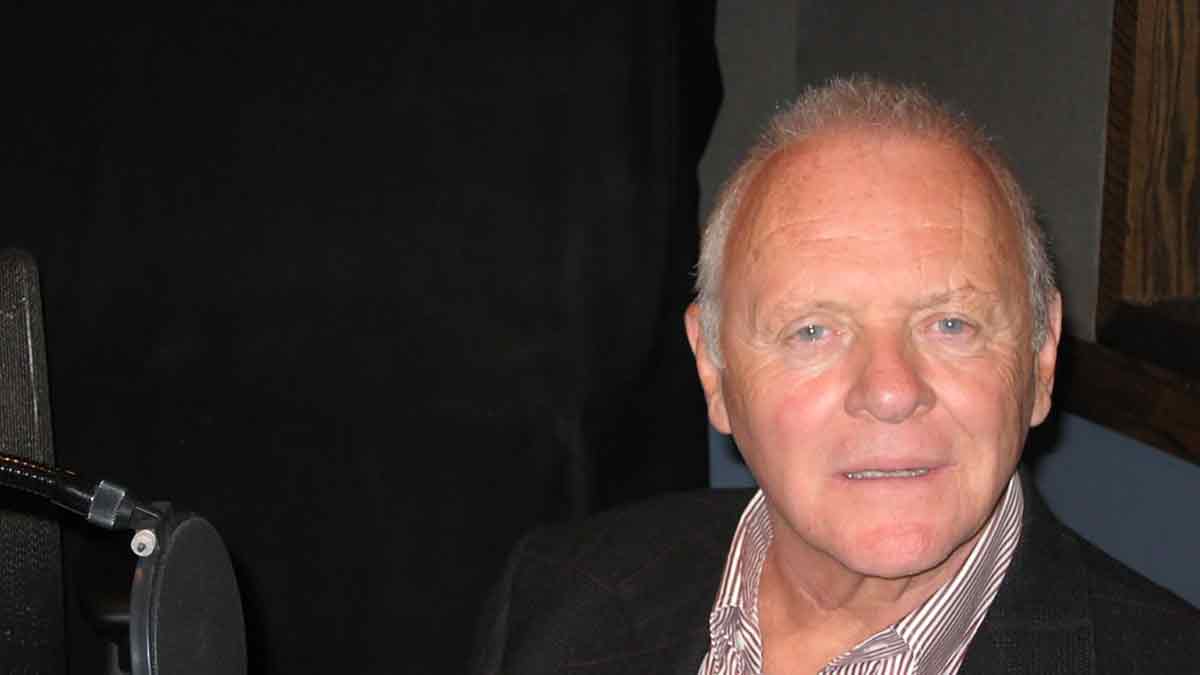 anthony hopkins enjoying photo